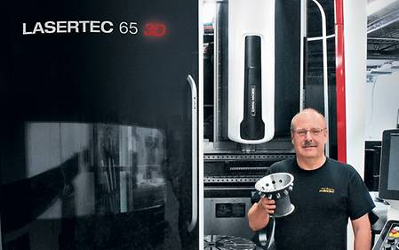 Marv Fiebig, Geschäftsführer von PTooling mit Turbinengehäuse vor seiner LASERTEC 65 3D