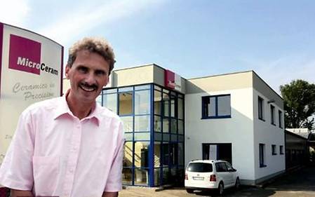 Mathias Wilde, Geschäftsführer der MicroCeram GmbH vor dem Firmensitz in Meißen